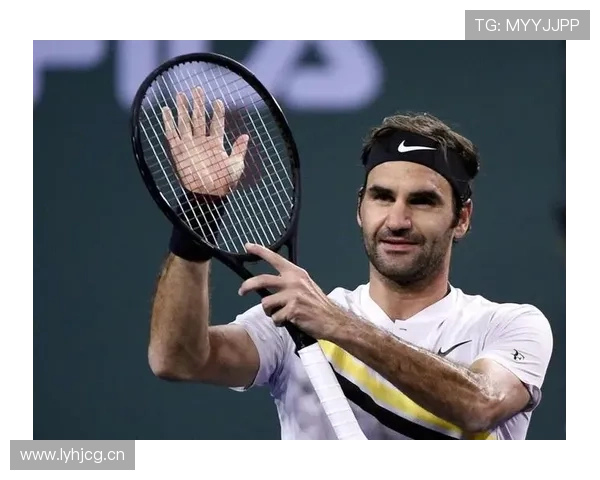 费德勒球拍旁边那双拖鞋才够奢侈，普通人买两套都没门儿